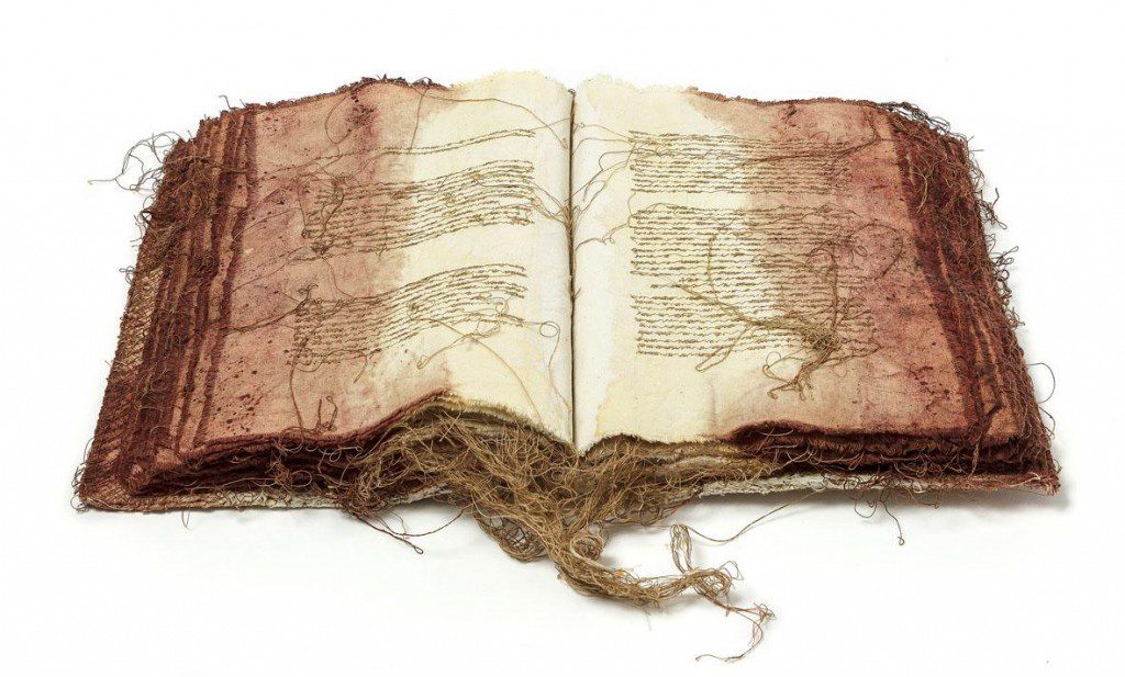 Maria Lai, Il mare ha bisogno di fichi, 1996, stoffa e filo, 25,5×17,5×3,5cm, foto: pierluigi dessì/confini visivi