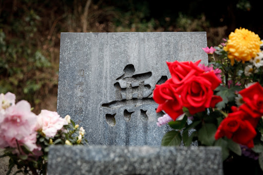 Tomba di Yasujiro Ozu con fiori